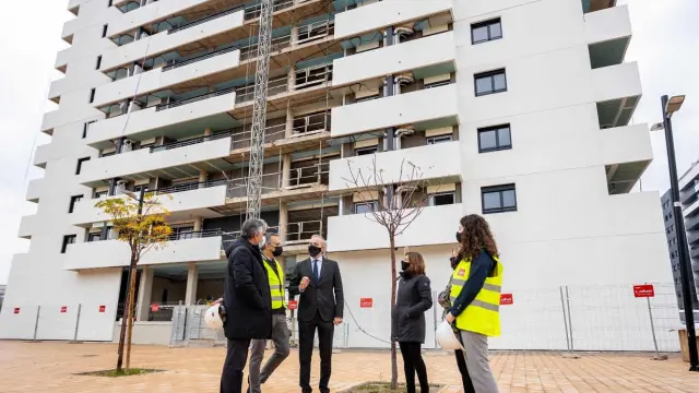 El alcalde Jorge Azcón visitando las obras de las viviendas ubicadas en el edificio Flumen del barrio de la Jota de Zaragoza.