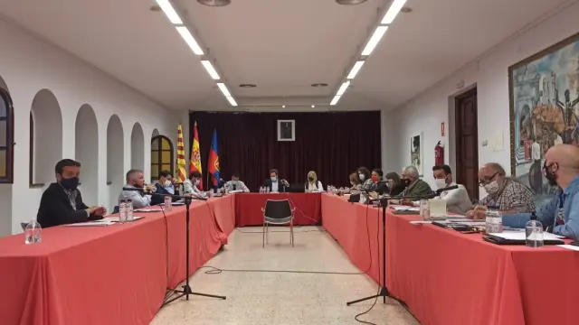 Imagen de archivo del pleno del Ayuntamiento de Monzón.
