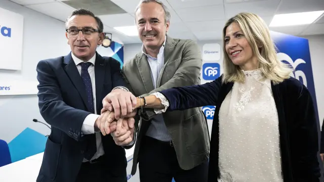 El alcalde de Zaragoza y candidato a presidir el PP-Aragón, Jorge Azcón, junto a Luis María Beamonte y Mar Vaquero.