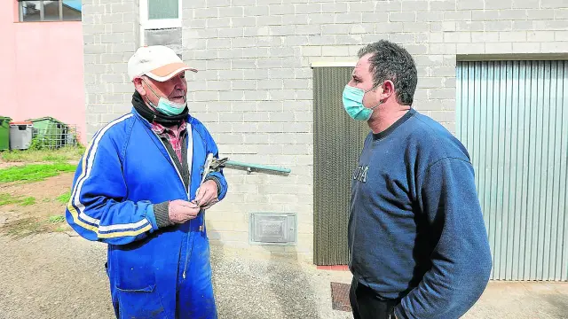 El alcalde, Rubén García, de 39 años, conversa con un vecino, Joaquín Sebastián, de 84 años.