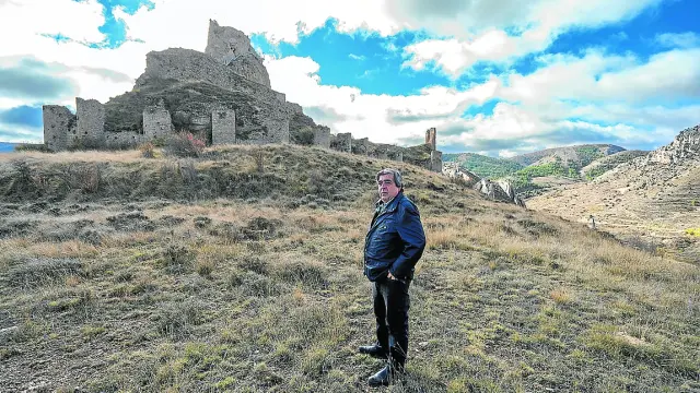 Sergio Uche, alcalde de Aliaga, junto al castillo, que domina la localidad y será restaurado.