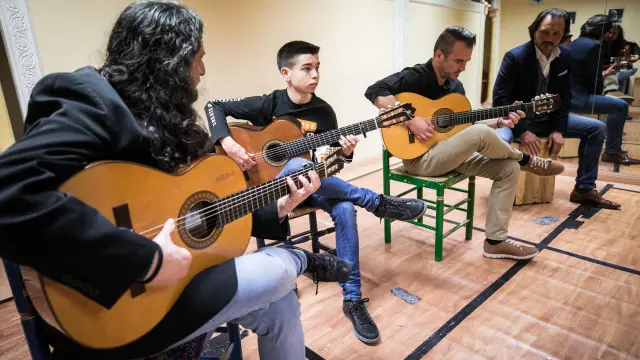 Alejandro Monserrat y Nacho Estévez en uno de sus ensayos en la escuela de flamenco Los Cabales.