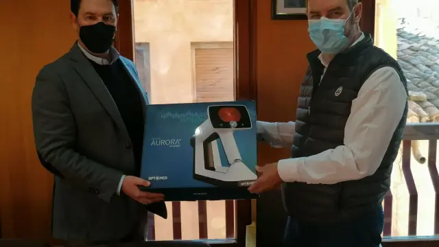 El alcalde de Illueca y el director de Atención Primaria de Calatayud en la entrega del retinógrafo