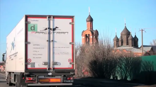 Un camión de Marcotran pasa por una localidad rusa.