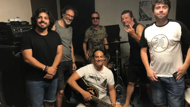 Los integrantes de Héroes Tribut Band junto a Pedro Andreu.