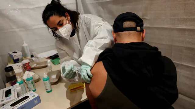 Una enfermera vacuna de la covid a un hombre en Berlín