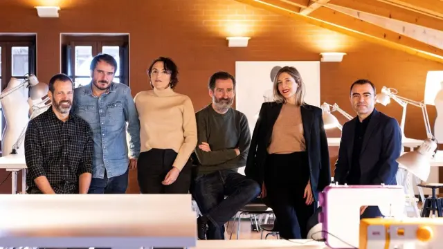Los gipuzkoanos Jose Mari Goenaga, Aitor Arregi y Jon Garaño (directores del proyecto) con Lourdes Iglesias (guionista) y los productores Sofía Fábregas y Xabier Berzosa.
