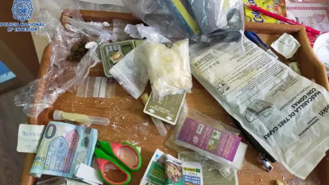 Sustancias estupefacientes y objetos que halló la Policía Nacional al arrestar a la mujer.