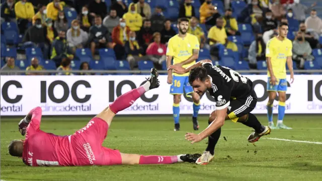 Álvaro Giménez acaba de marcar el 2-3 de cabeza ante Raúl Fernández, en el minuto 75.
