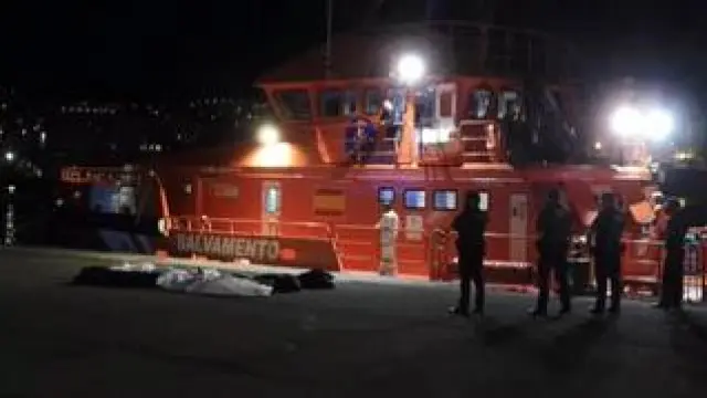En las embarcaciones rescatadas viajaban un total de 98 personas, todos hombres menos una mujer
