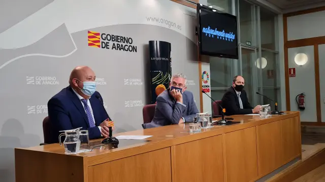 José Víctor Nogués, Joaquín Olona y Adolfo Aragüés, en la presentación de la campaña de promoción de las cooperativas agroalimentarias de Aragón.