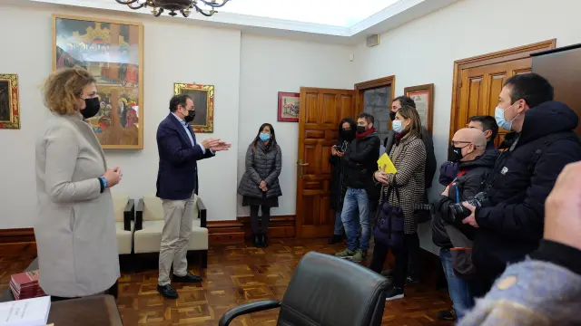El grupo de periodistas que participa en el viaje recibe las explicaciones del alcalde de Tarazona.