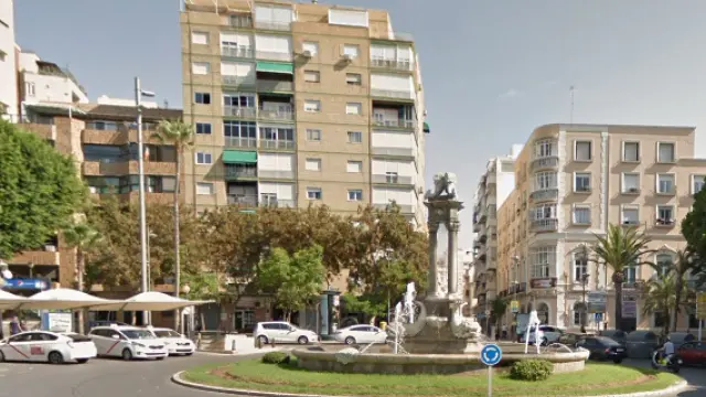 El edificio está en la esquina entre el parque Nicolás Salmerón y la calle Real de Almería.
