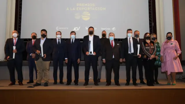 Arturo Aliaga y Manuel Teruel, con los responsables de las cuatro empresas galardonadas, ayer en la Cámara de Zaragoza.