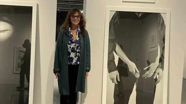 Sophie Calle, entre dos de sus obras de la exposición.