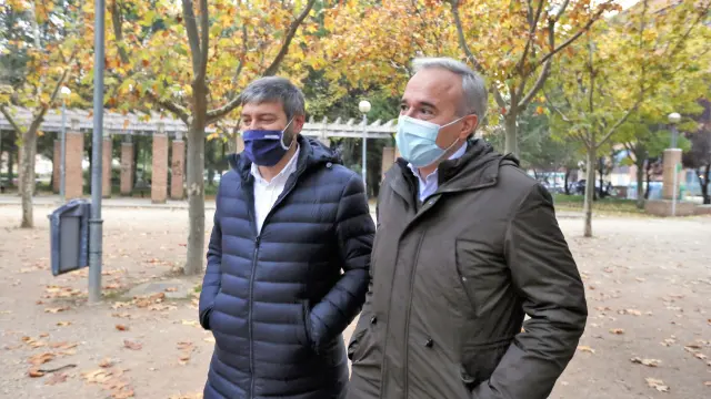 Jorge Azcón y Gerardo Oliván (i) en el parque de Europa en Huesca este lunes.