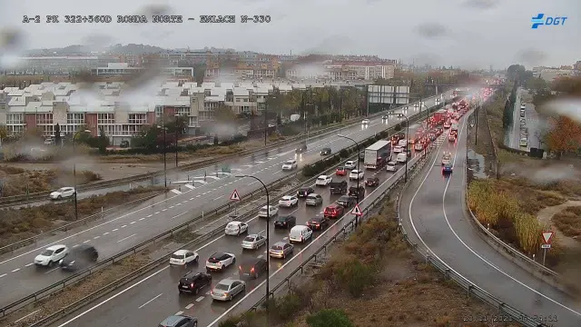 La lluvia complica la circulación en las entradas y salidas a Zaragoza.
