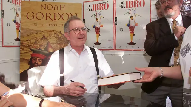 En mayo de 2000, Noah Gordon vino a Zaragoza a firmar ejemplares de 'El último judío'. A su lado, el editor y librero Joaquín Casanova.