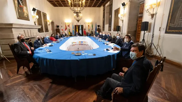 Reunión de ocho presidentes de comunidades, entre ellos el aragonés Javier Lambán, en Santiago de Compostela.