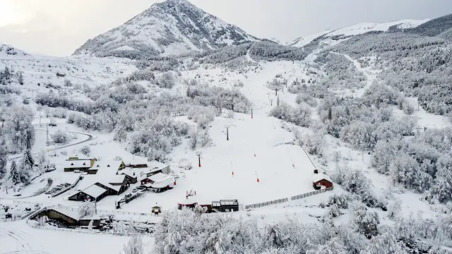 El primer temporal del invierno ha dejado hasta 20 cm en las estaciones de esquí del Pirineo aragonés.