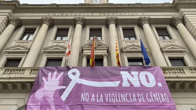 La Diputación Provincial de Zaragoza, con un cartel que expresa "No a la violencia de género".