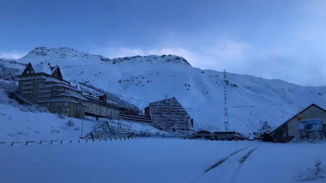 El primer temporal del invierno ha dejado hasta 20 cm en las estaciones de esquí del Pirineo aragonés.