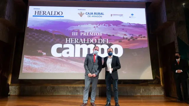 Ricardo Buil, impulsor de Carnísima, recibe el premio de manos de Ángel Sepes, director comercial regional de Aragón en Fertinagro Biotech.