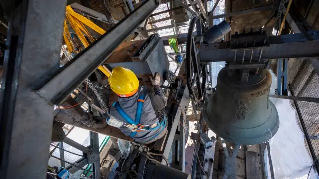 Un operario trabaja en las labores de rotación de la campana mayor de la catedral de Florencia. ITALY GIOTTO TOWER BELLS
