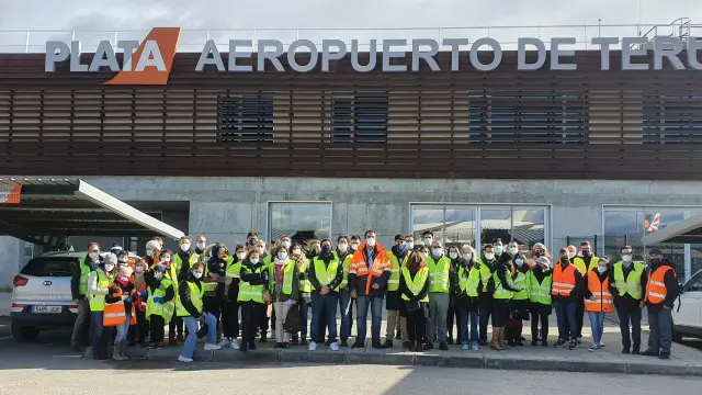 La delegación del Colegio de Ingenieros Aeronáuticos de Levante, en el aeropuerto de Teruel.