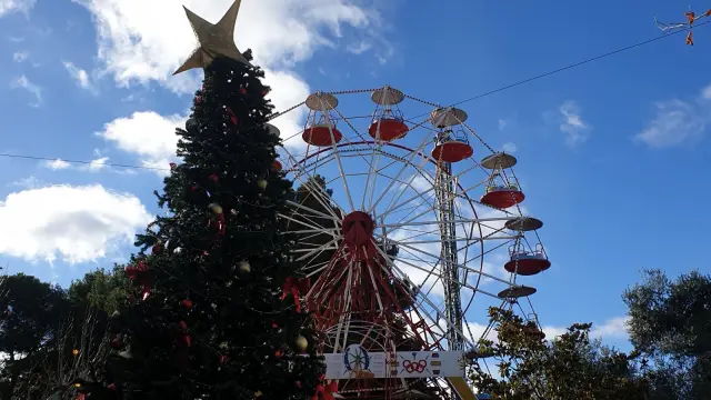El árbol de Navidad de más de seis metros junto a la noria del parque de atracciones de Zaragoza.