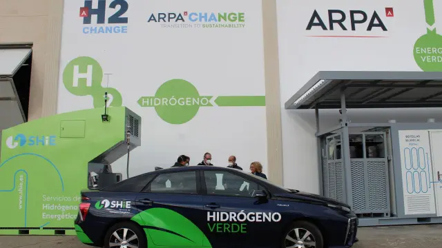 Un vehículo Toyota Mirai, cargado con una hidrogenera en las instalaciones de la empresa Arpa en La Muela.