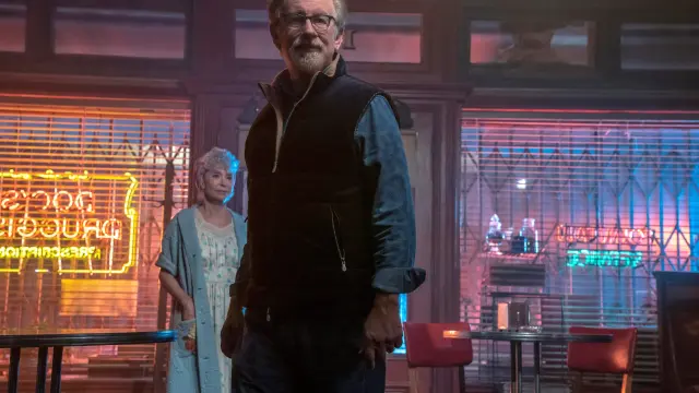 el director Steven Spielberg y la actriz Rita Moreno (atrás), durante el rodaje de la película "West Side Story" que se estrena este fin de semana en EE.UU.