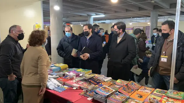 Las autoridades de Monzón visitan la Feria del Libro Aragonés
