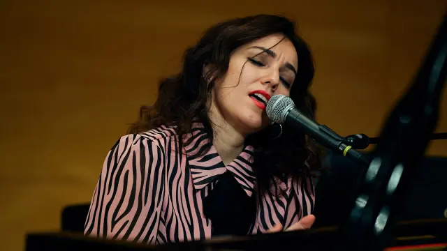 Ariadna Redondo, en su elemento; cantando y tocando el piano.
