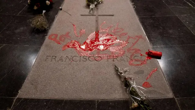 La pintada en la tumba de Franco.