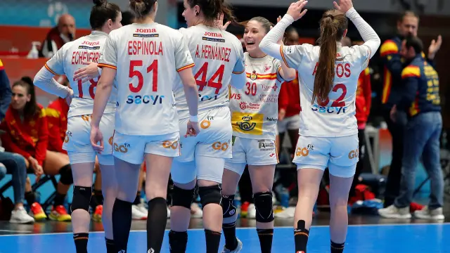 Las jugadoras de la selección española celebran su victoria frente a Croacia a la finalización del partido correspondiente al Mundial de Balonmano Femenino disputado este viernes en la sede de Torrevieja.