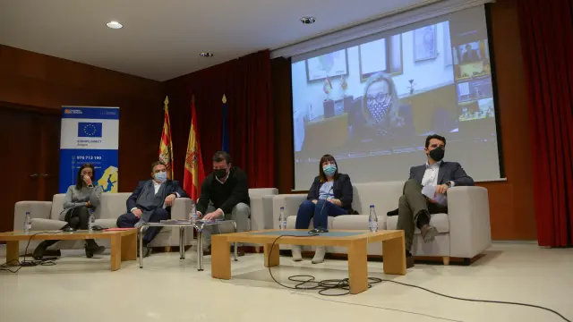Mesa de debate sobre la despoblación en la Delegación Territorial de Teruel.