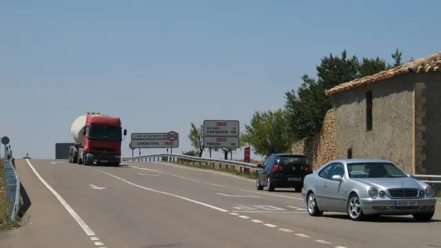 La carretera N-232 a su paso por Las Ventas de Valdealgorfa.
