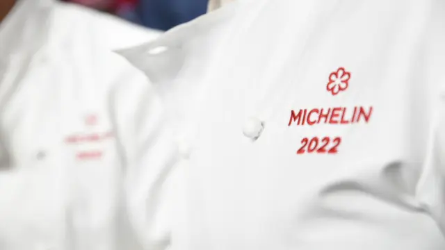 Logo de Michelin en la chaqueta de un chef.