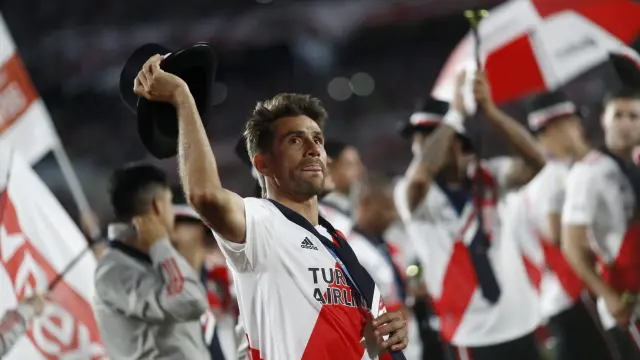 Leo Ponzio celebra el título de liga con River Plate.