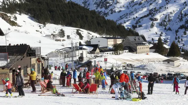Esquiadores este domingo en la estación de Candanchú, en el valle del Aragón.