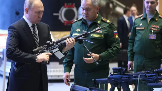 Vladimir Putin y el ministro ruso de Defensa, Sergei Shoigu, durante una exhibición de armas militares.