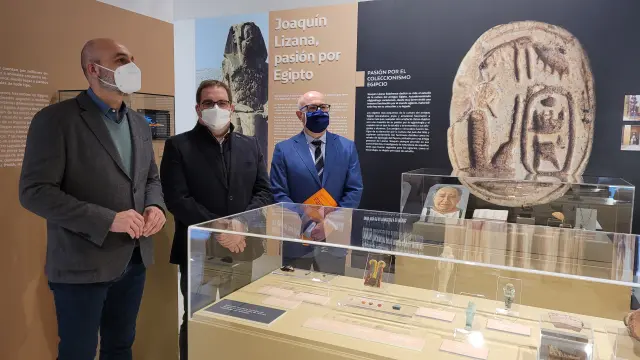 Víctor Lucea, Fernando Sarriá y Jorge Lizana, en la inauguración de la exposición 'Pasión por Egipto' del Museo de Huesca en homenaje a Joaquín Lizana.