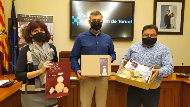 Los organizadores muestran los lotes de quesos de Teruel para la cata online.