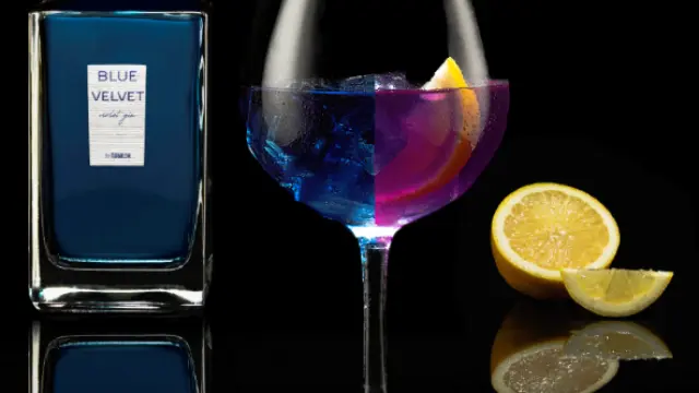 Blue Velvet es azul en inicio, aunque al combinarse con una bebida efervescente se tiñe de morado.