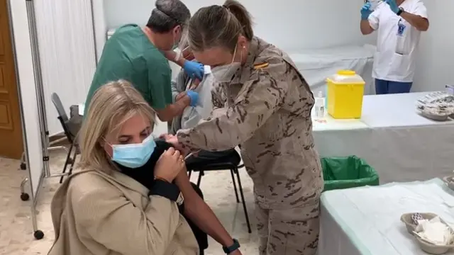 Una enfermera del Hospital Militar de Zaragoza vacuna a una ciudadana.