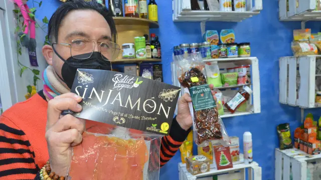 Javier Garcinuño, mostrando dos paquetes envasados de ´Sin jamón` y fuet.