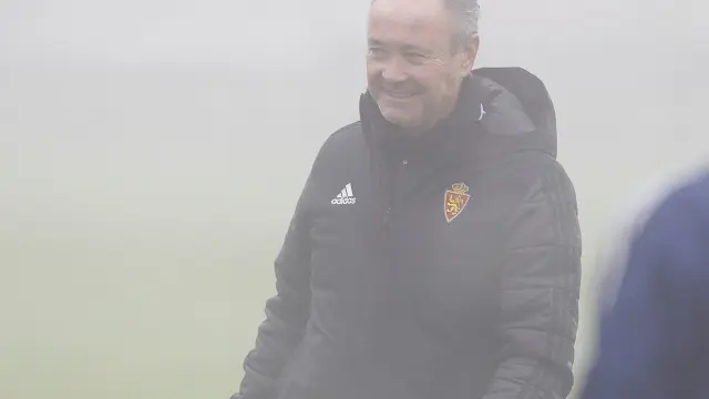 Juan Ignacio Martínez, en el entrenamiento del Real Zaragoza de este viernes marcado por la niebla
