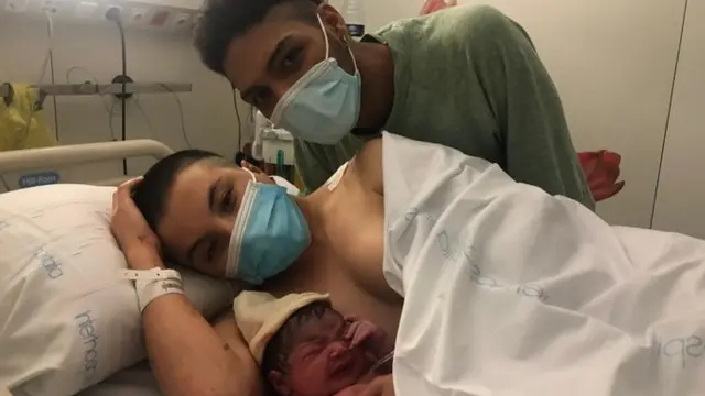 Alexa, primer bebé nacido en Cataluña, con sus padres.