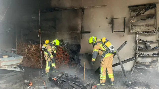 Bomberos trabajando en el almacén donde se ha producido el incendio.